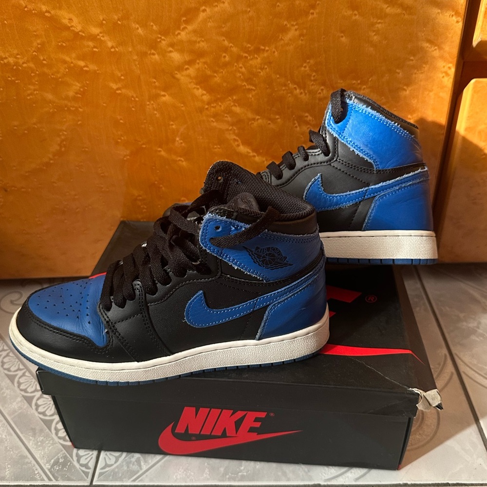 Nike Air Jordan Royal Blue
Size 4.5 Y ; fits women’s size 6